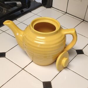 Yellow Ceramic Teapot - Classic Kitchen Serveware